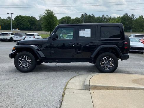 Used 2025 Jeep Wrangler Unlimited Sahara AWD/4WD image 4