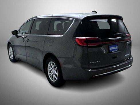Used 2023 Chrysler Pacifica Touring-L FWD image 7