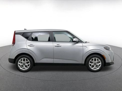 Used 2025 Kia Soul LX w/ LX Technology Package FWD image 8