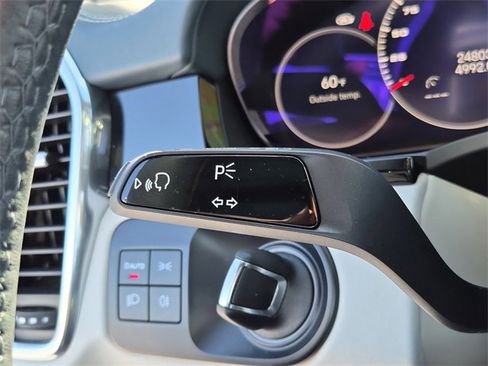 Used 2022 Porsche Cayenne Platinum Edition image 25