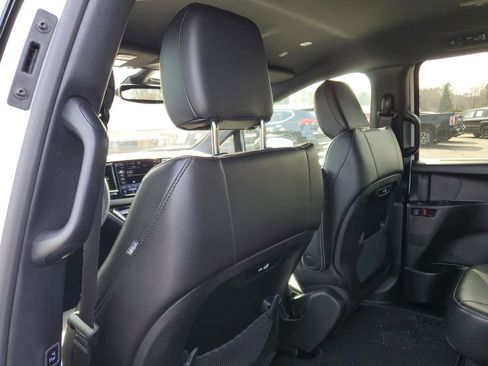 Used 2025 Chrysler Pacifica Select image 30