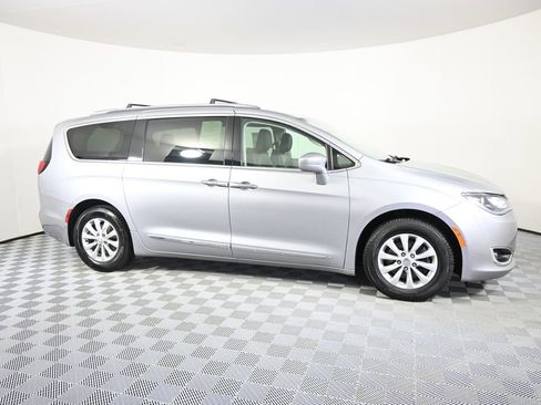 Used 2018 Chrysler Pacifica Touring-L image 8