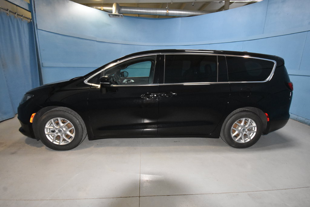 Used 2025 Chrysler Voyager LX FWD image 25