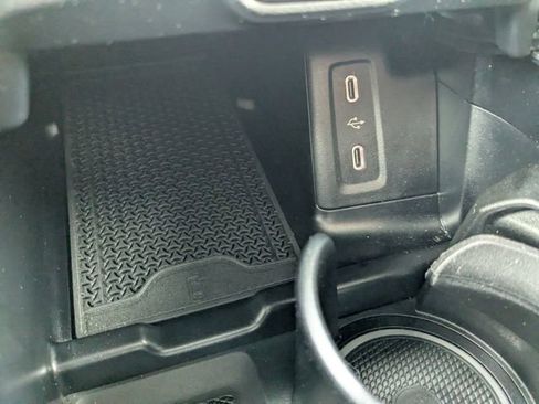 Used 2025 Mercedes-Benz GLC 300 4MATIC image 24