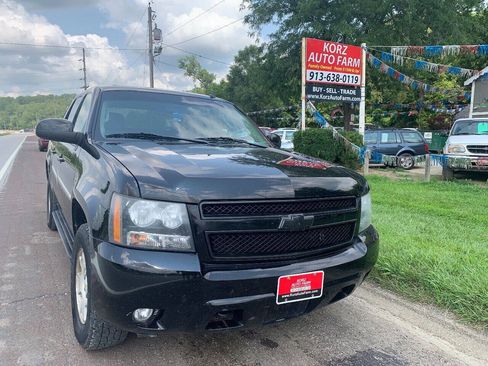 Used 2009 Chevrolet Avalanche LT w/ Convenience Package #1 AWD/4WD image 2