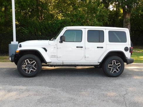 Used 2024 Jeep Wrangler Unlimited Sahara AWD/4WD image 2