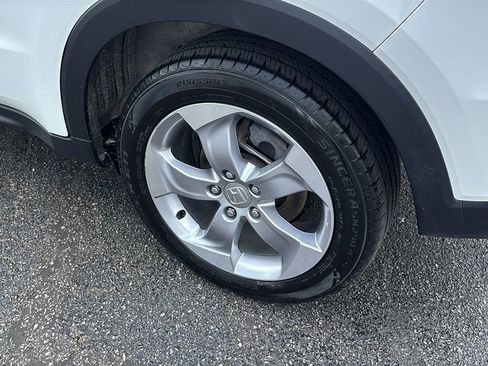 Used 2018 Honda HR-V LX image 9