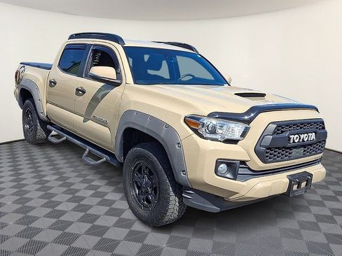 Used 2018 Toyota Tacoma TRD Sport RWD image 2