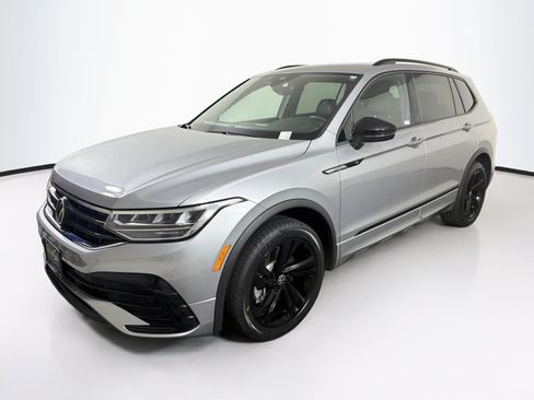 Used 2023 Volkswagen Tiguan SE R-Line FWD image 3