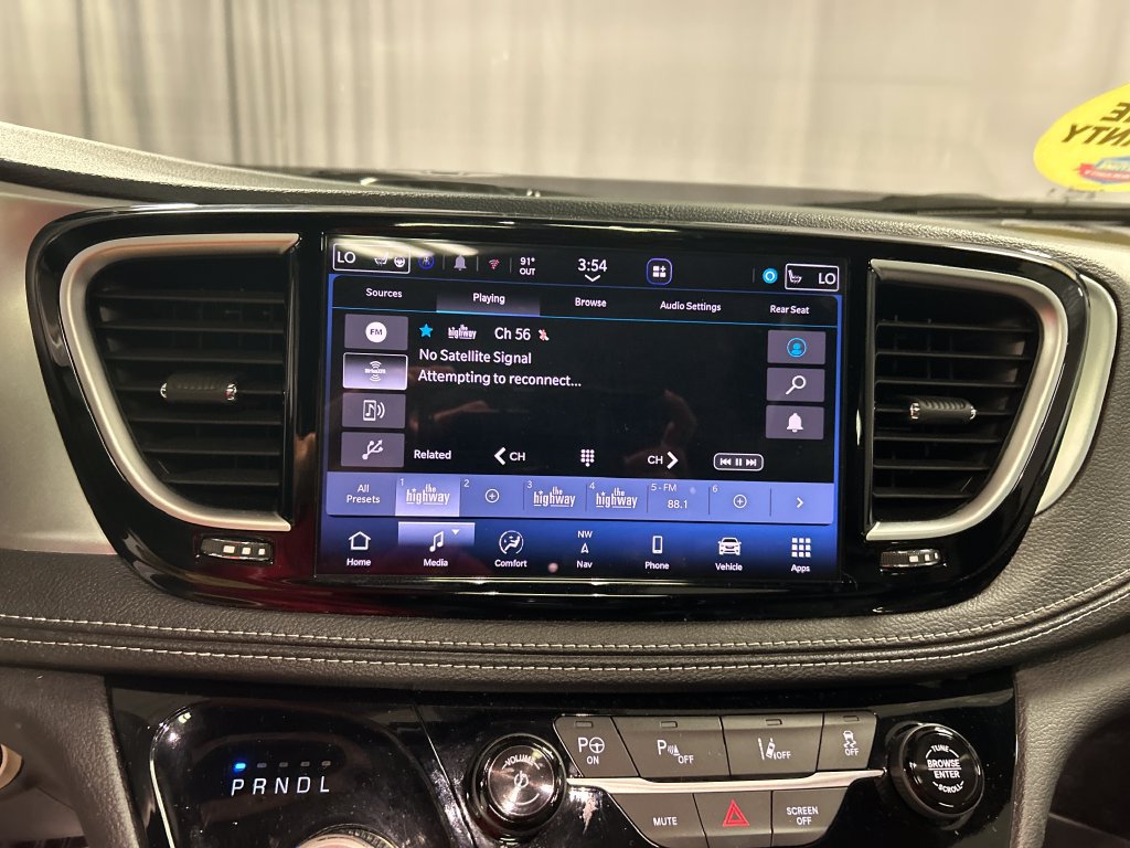 Used 2025 Chrysler Pacifica Premium FWD image 15