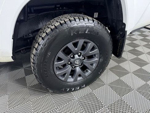 Used 2023 Toyota Tacoma SR5 w/ SR5 Appearance Package RWD image 33