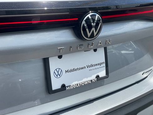 Certified 2025 Volkswagen Tiguan SE AWD/4WD image 5