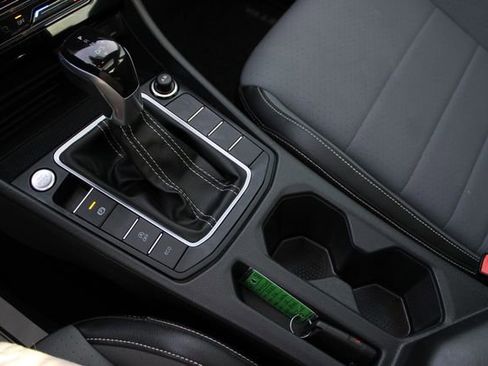 Used 2025 Volkswagen Jetta SE w/ Sunroof Package image 17