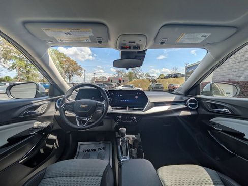 Used 2025 Chevrolet Trax LT w/ LT Convenience Package FWD image 24