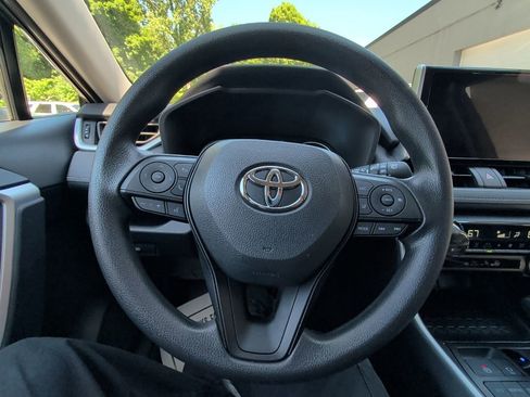 Used 2025 Toyota RAV4 XLE AWD/4WD image 19