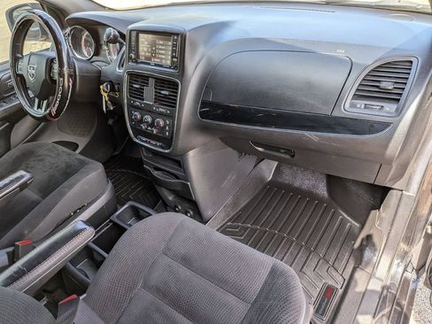 Used 2019 Dodge Grand Caravan SE FWD image 28
