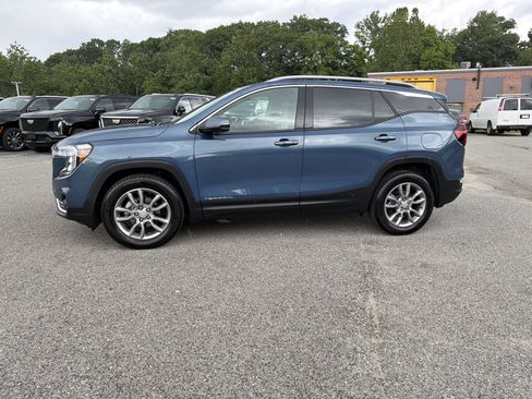 Used 2024 GMC Terrain SLT AWD/4WD image 2