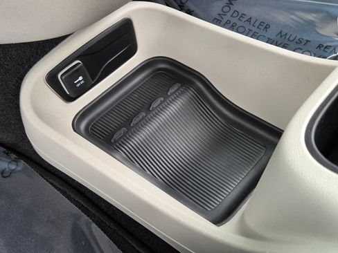 Used 2024 Chrysler Pacifica Limited FWD image 28