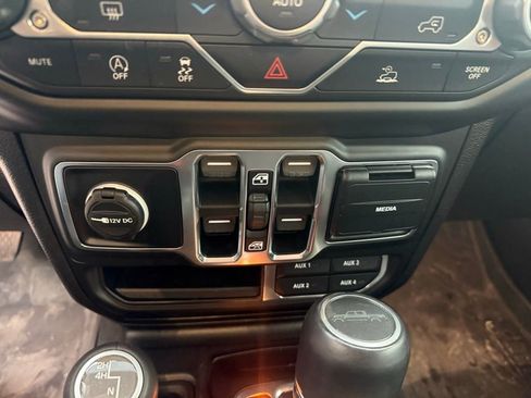 Used 2020 Jeep Gladiator Overland image 23