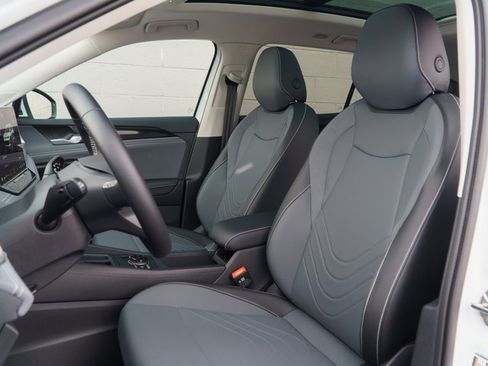 Used 2025 Volkswagen Tiguan SE w/ Panoramic Sunroof Package image 5