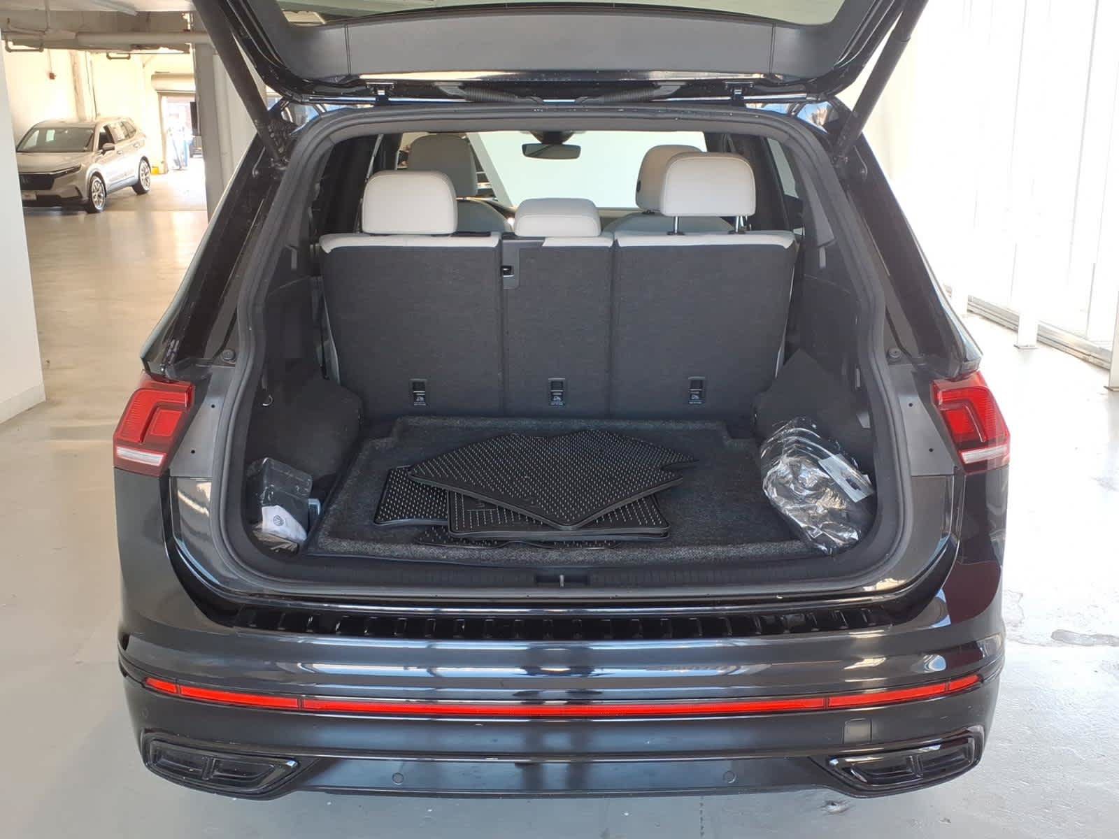 Used 2024 Volkswagen Tiguan SE R-Line AWD/4WD image 9