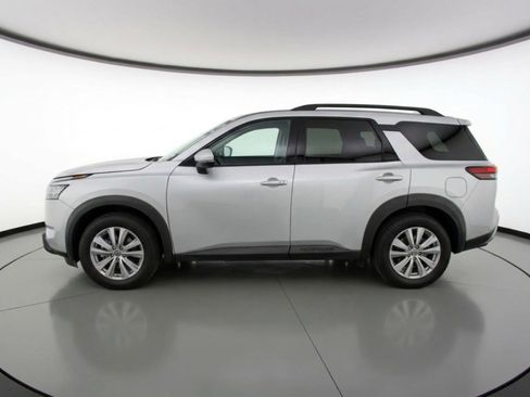 Used 2025 Nissan Pathfinder SV image 5
