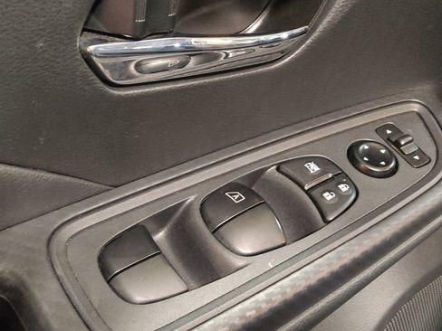 Used 2025 Nissan Versa SV FWD image 27