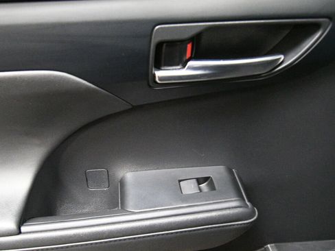 Used 2023 Toyota Highlander XLE AWD/4WD image 22