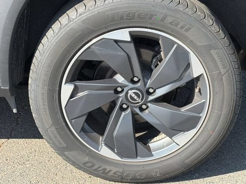 Used 2024 Nissan Rogue SV AWD/4WD image 6