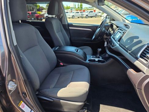 Used 2019 Toyota Highlander LE image 24