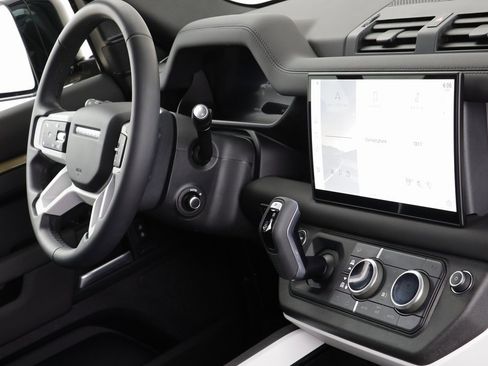 Used 2025 Land Rover Defender 110 S image 20