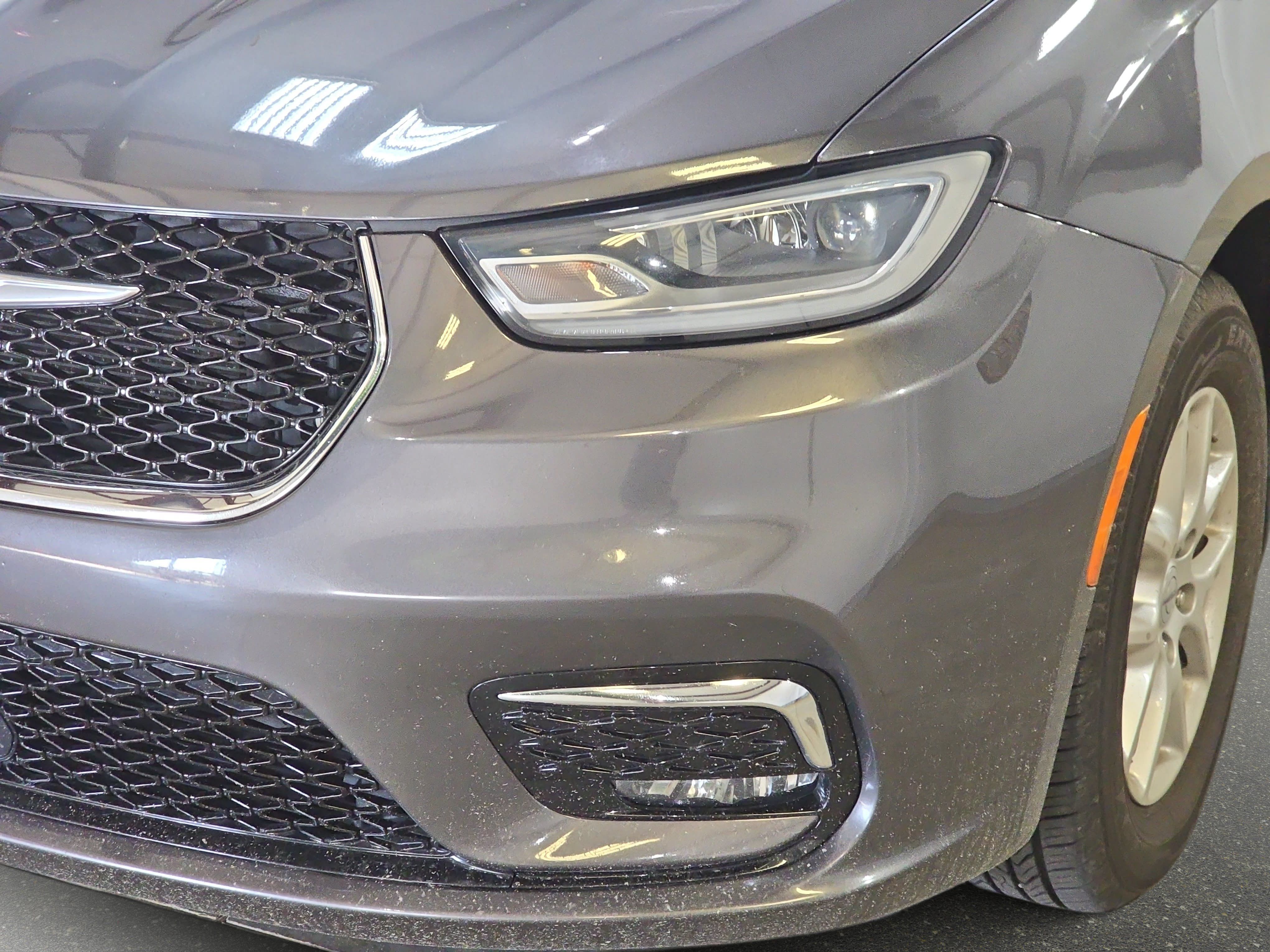 Used 2023 Chrysler Pacifica Touring-L FWD image 10