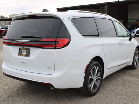 New 2026 Chrysler Pacifica Pinnacle image 4