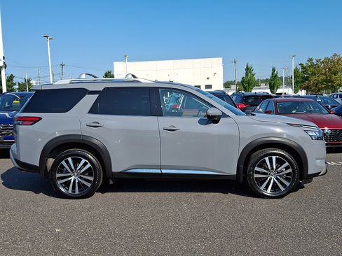 Used 2025 Nissan Pathfinder Platinum AWD/4WD image 7