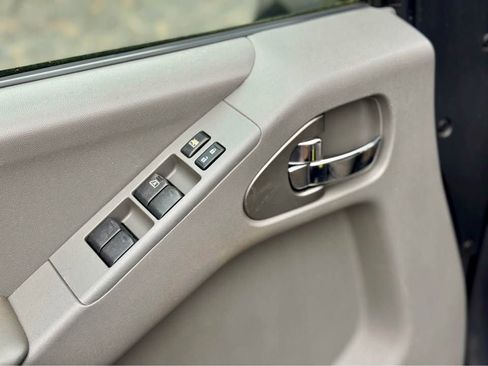 Used 2012 Nissan Frontier SV image 10