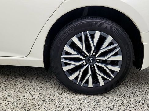 Used 2024 Nissan Altima 2.5 SV AWD/4WD image 9