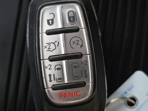 Used 2018 Chrysler Pacifica Touring-L Plus w/ Tire & Wheel Group FWD image 18