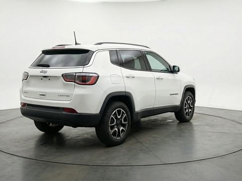 Used 2025 Jeep Compass Trailhawk AWD/4WD image 9