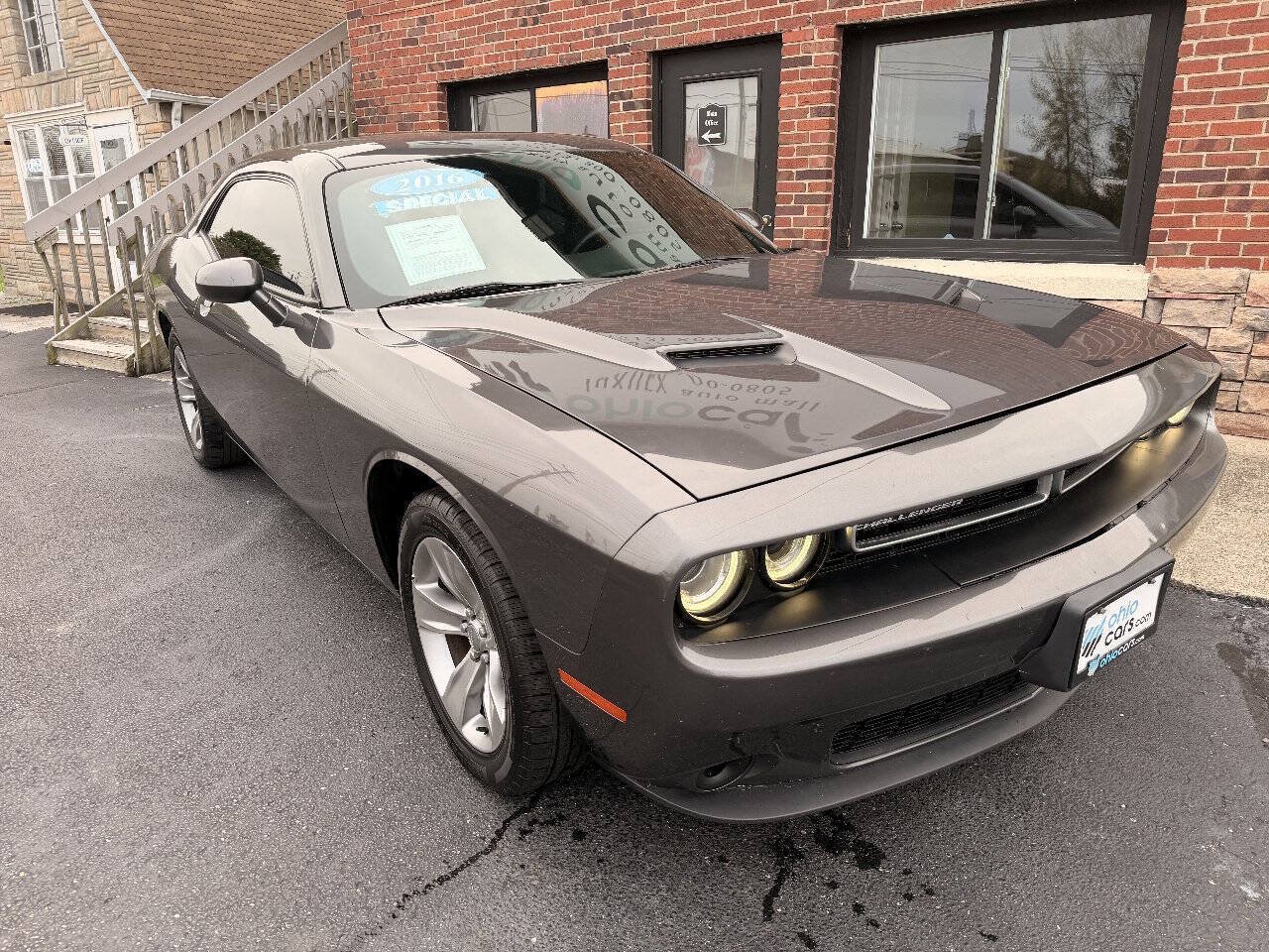 Used 2016 Dodge Challenger SXT RWD image 2