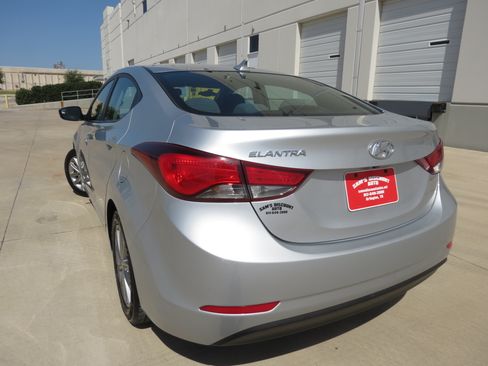 Used 2014 Hyundai Elantra SE w/ Option Group 02 FWD image 3