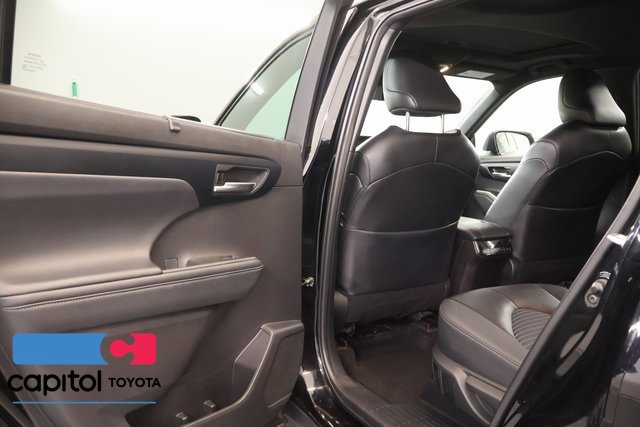 Used 2025 Toyota Highlander XSE AWD/4WD image 30