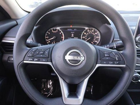 Used 2024 Nissan Altima 2.5 SV image 10