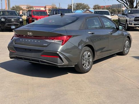 Used 2025 Hyundai Elantra Blue image 15