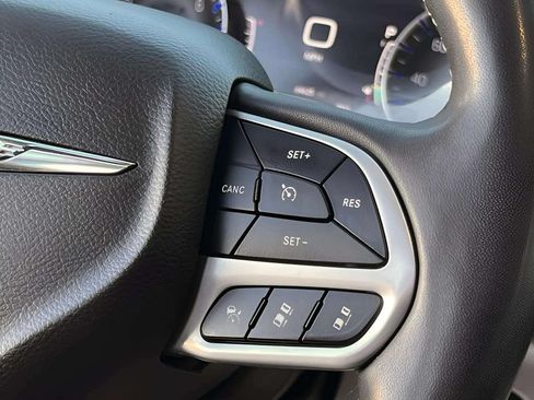 Used 2022 Chrysler Pacifica Touring-L FWD image 18