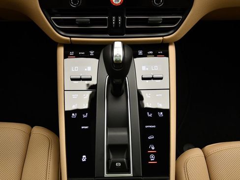 Used 2025 Porsche Macan image 30