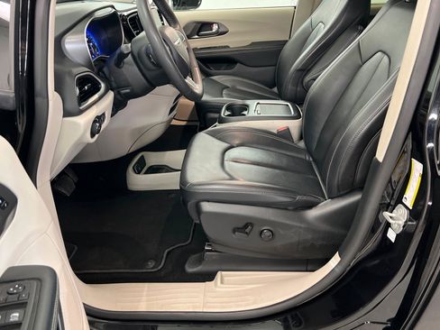 Certified 2024 Chrysler Pacifica Touring-L image 17