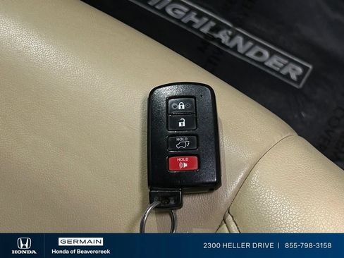Used 2019 Toyota Highlander XLE AWD/4WD image 32
