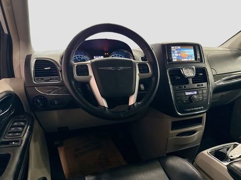 Used 2016 Chrysler Town & Country Touring w/ Driver Convenience Group image 22