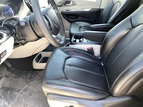 Used 2023 Chrysler Pacifica Touring-L FWD image 27
