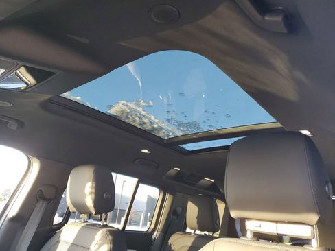 Used 2026 Land Rover Defender 110 X-Dynamic SE image 13